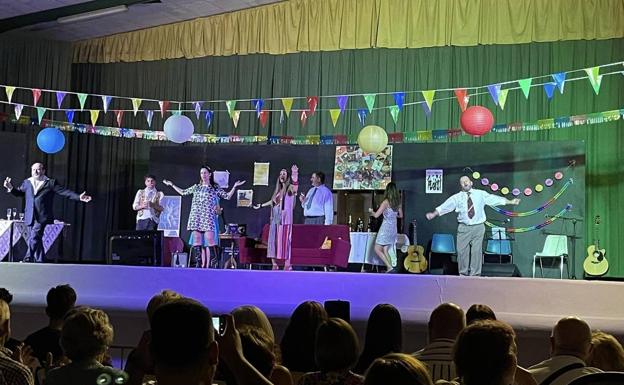 El público cantó los grandes éxitos de los años 70 en 'El último guateque 2'