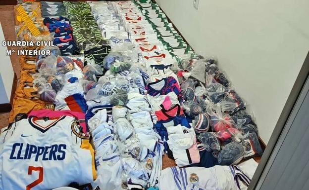 La Guardia Civil interviene durante la feria de Zafra casi 500 prendas de artículos falsificados