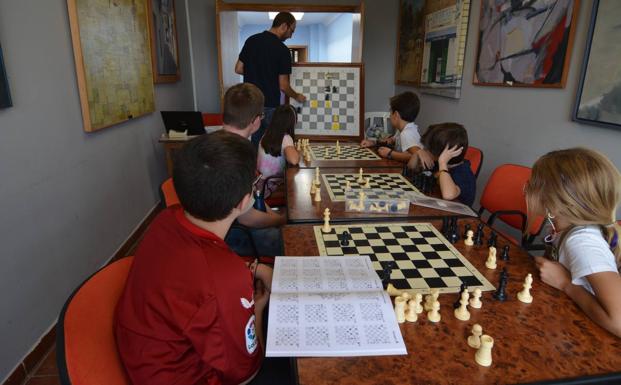 El Club de Ajedrez Ruy López inicia sus clases con 60 alumnos de todas las edades