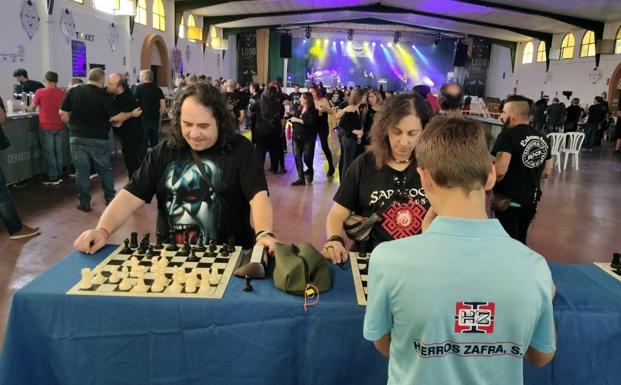 El Club de Ajedrez Ruy López promocionó su deporte durante el Festival Zafra Rock