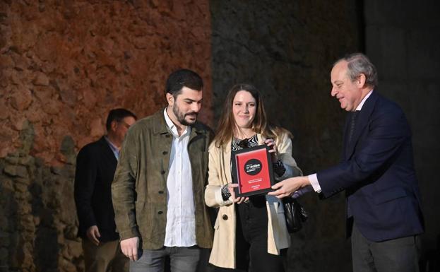 Carmen y Javier recogieron su premio Ensalsa del Diario HOY por la apertura de su restaurante Acebuche