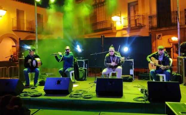 Groove Celtic Band animó al público en la Plaza Grande con su música irlandesa