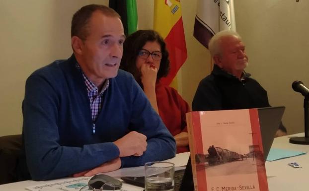 El investigador extremeño Juan J. Ramos Vicente presenta su libro sobre el ferrocarril