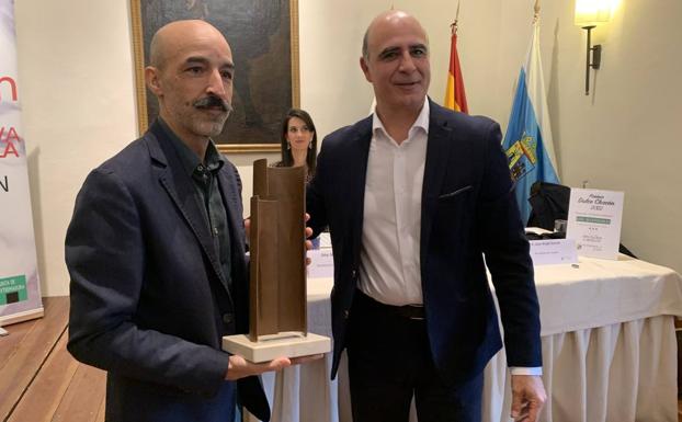 El alcalde hizo entrega del premio al escritor 