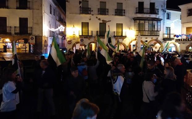 Multitud de personas protestan con una 'cacerolada' contra el macro-vertedero de Salvatierra