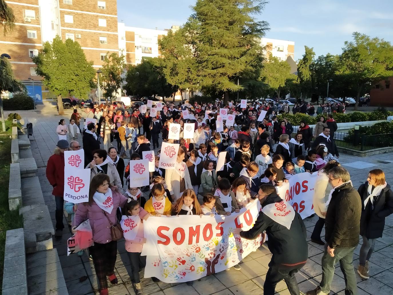 Una gran afluencia de público acompaña a jóvenes y catequistas a favor de Cáritas
