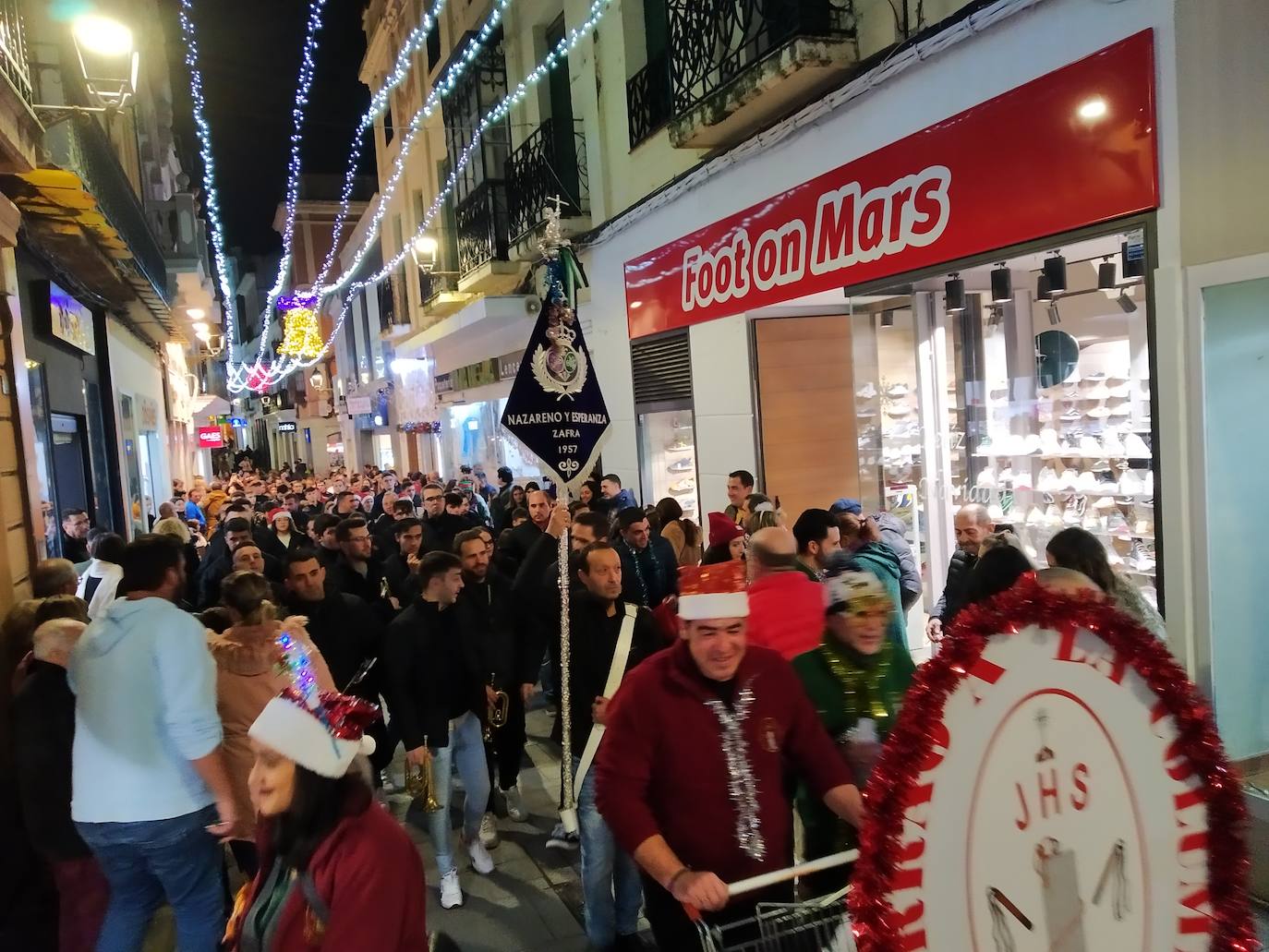 La Hermandad del Amarrado y la Banda del Nazareno reparten alegría, música y solidaridad