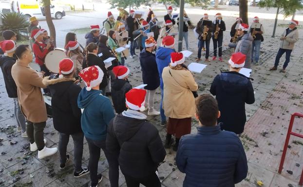 La Banda Municipal de Música lleva a cabo una recogida de alimentos a ritmo de villancicos
