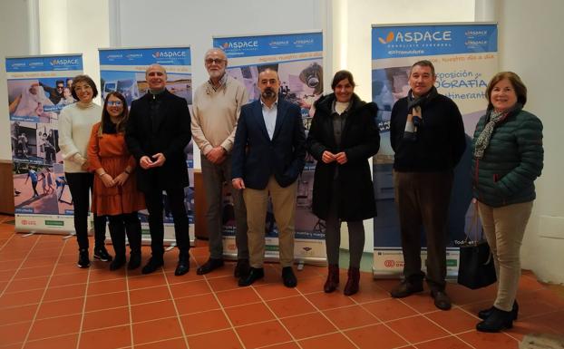 La exposición itinerante 'Aspace, nuestro día a día se puede visitar en la biblioteca municipal