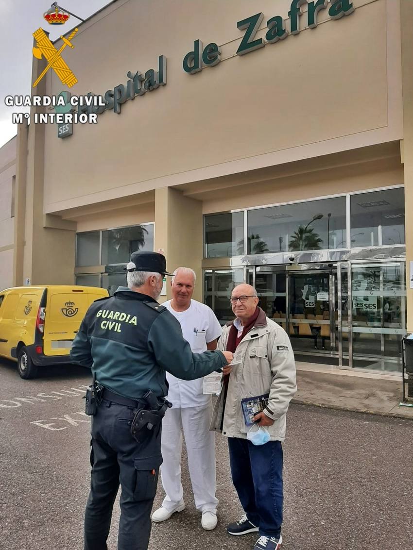 La Guardia Civil devuelve a su propietario 10 décimos de la Lotería del Niño que perdió en el Hospital de Zafra