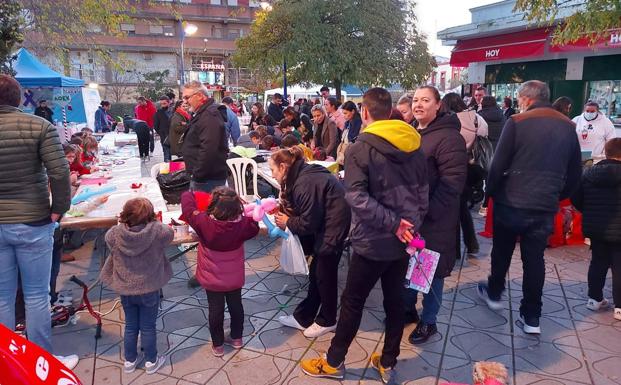 21 artesanos y 8 asociaciones locales muestran sus trabajos en el Merkajoven