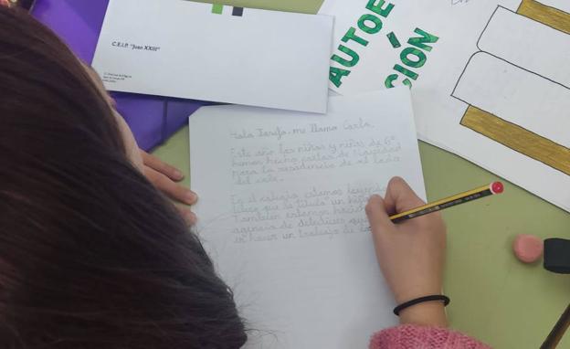Los alumnos de 6º del colegio Juan XXIII vuelven a llevar sus cartas cargadas de cariño a la residencia José González Barrero