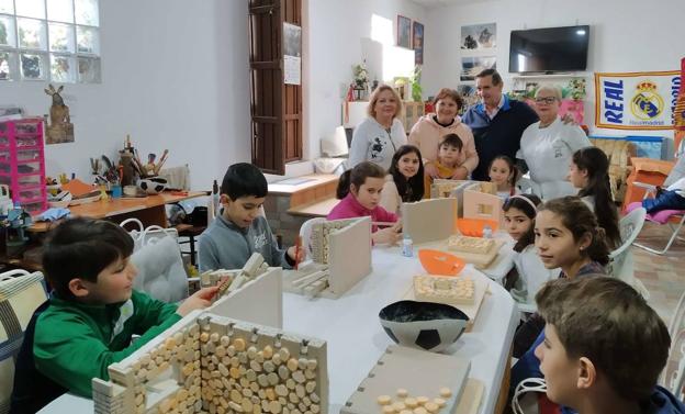 Niños y niñas aprenden el arte de hacer belenes en unos talleres artesanos