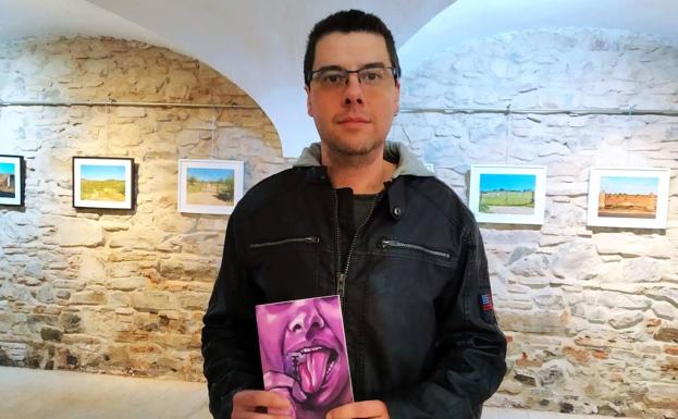 El poeta local Juan Trigo presentó su poemario doble 'La Deuda -La Duda'