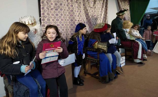 Cientos de niños y niñas entregan con ilusión sus cartas a los Reyes Magos