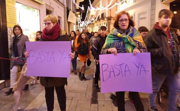 Numeroso público se concentra para denunciar los últimos asesinatos de mujeres