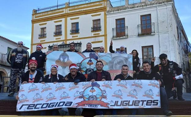 La asociación motera Correcaminos distribuye los juguetes, el material escolar y alimentos entre distintos colectivos