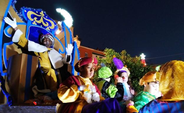 La Cabalgata de Reyes volvió con magia, ilusión y caramelos tras dos años sin salir