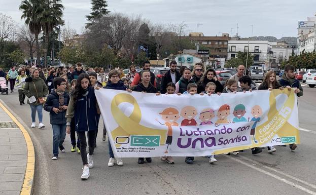 Grandes y pequeños se suman a la primera marcha solidaria de AOEX por el cáncer infantil