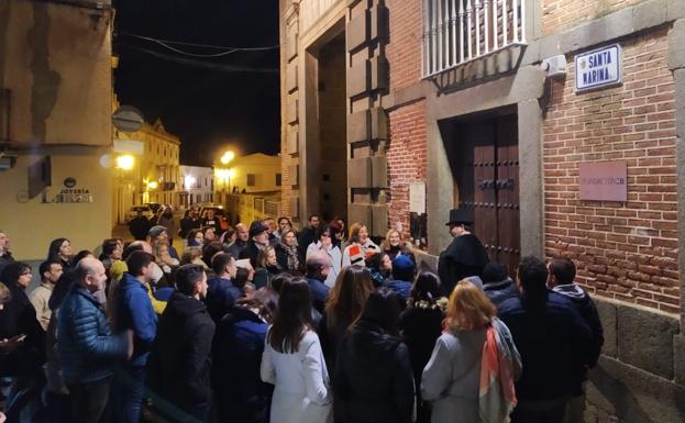 Un total de 60 personas disfrutaron del primer pase de la ruta 'Sucedió en Zafra' de Teatreando
