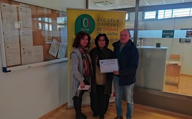LA EOI hace entrega de 600 euros a Afade de su rifa solidaria