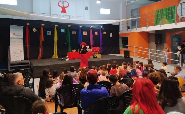 Margarita del Mazo ofreció a pequeños y mayores la sesión 'Los cuentos de la flor'