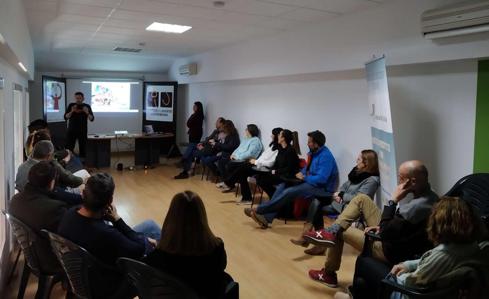 Las familias asistieron a una charla sobre las tecno-adiciones del pedagogo Luis Guerrero