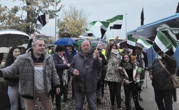 Medio centenar de ilipenses viajaron hasta Cáceres para reclamar un tren digno