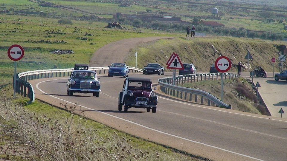 Ochenta y cinco coches y motos clásicas llegaron a la localidad desde Campanario