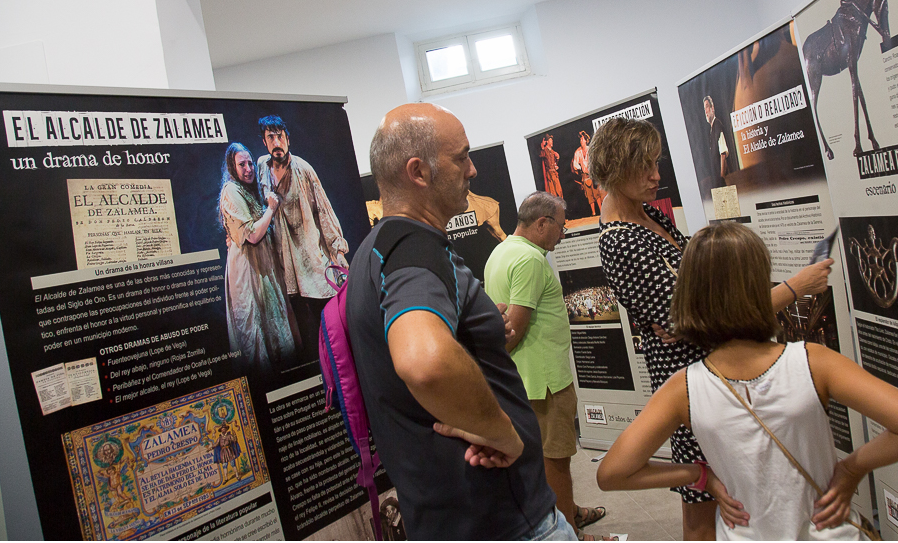 La asociación Distylo organizó una exposición sobre la historia del teatro en Zalamea