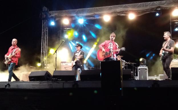 El grupo La Guardia trajo 'la Movida' a Zalamea con sus temas de los años 80