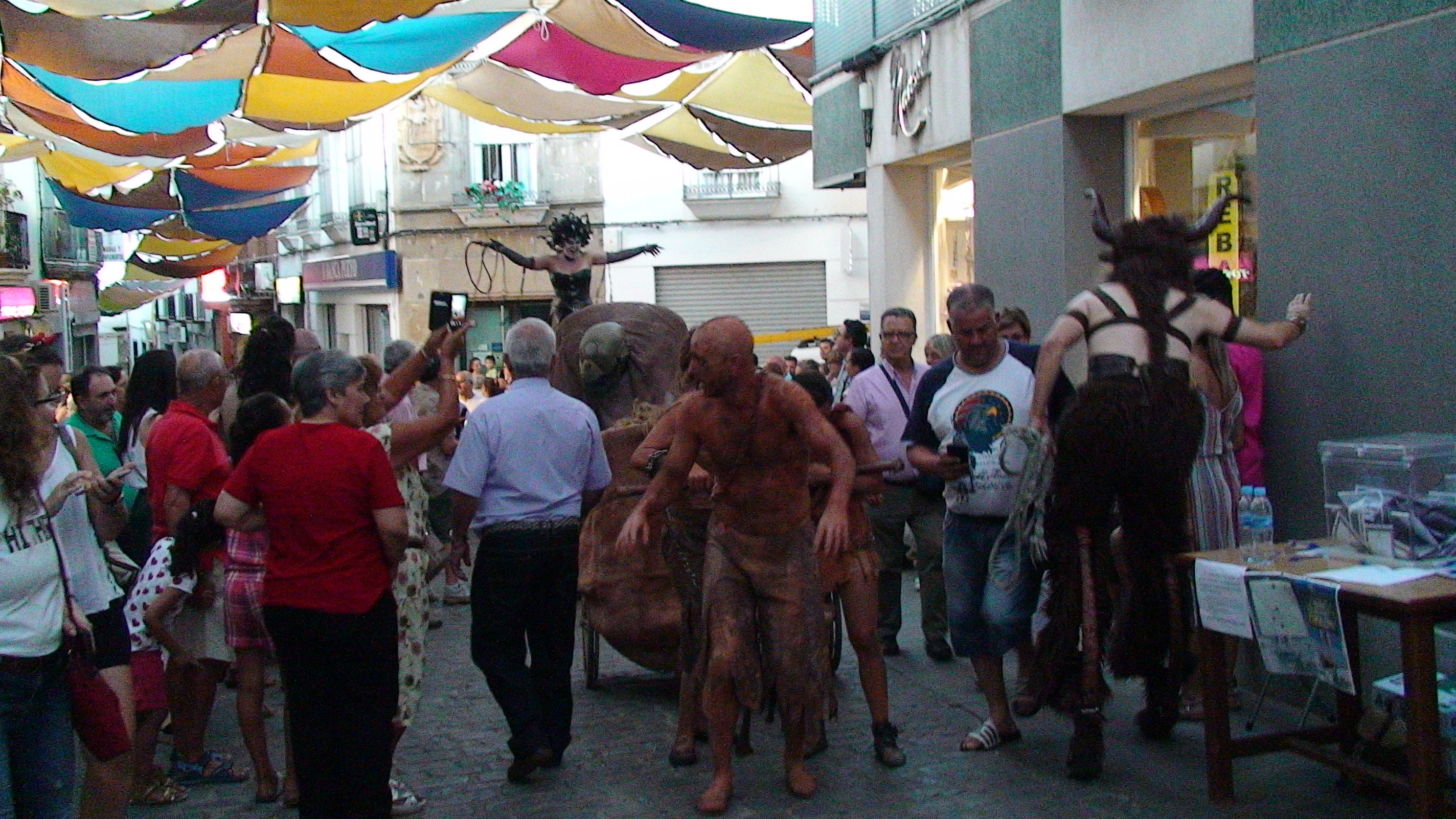 El espectáculo teatral 'Tártaros' dejó boquiabierto a los ilipenses con monstruos y dioses