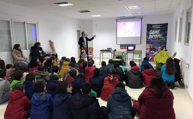 El ex futbolista d'Amico enseña teoría de este juego a los alumnos de Primaria
