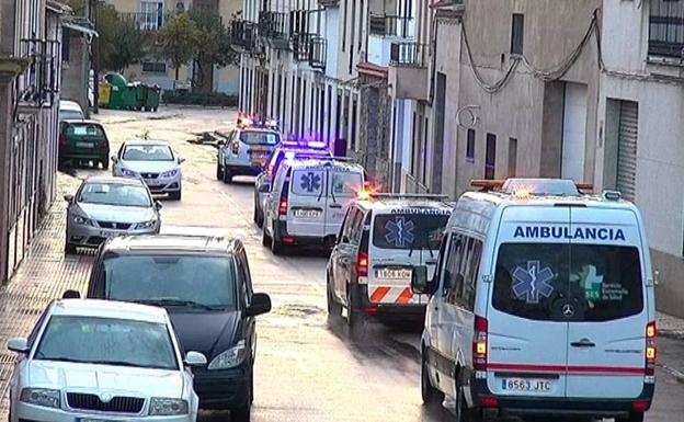 Policía Local y ambulancias recorren las calles de Zalamea para saludar a los vecinos