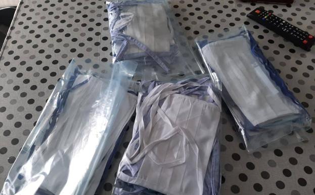 Las mascarillas elaboradas por las vecinas de Zalamea ya han sido repartidas