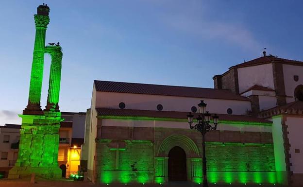 Zalamea se ilumina de verde para rendir homenaje a los afectados por coronavirus
