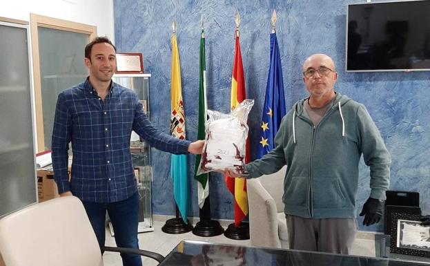Enjoit Events dona 200 mascarillas al Ayuntamiento de Zalamea