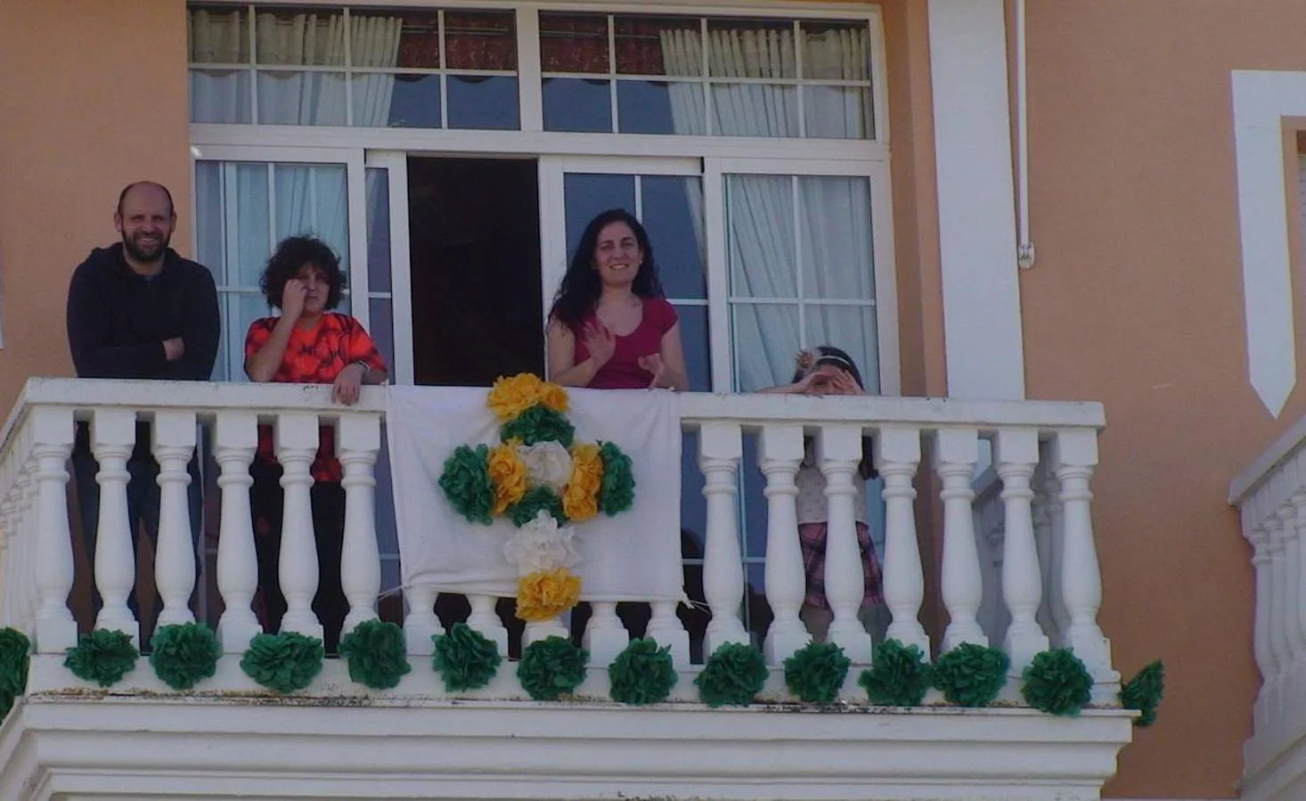 Los ilipenses celebran la Cruz de mayo desde sus balcones