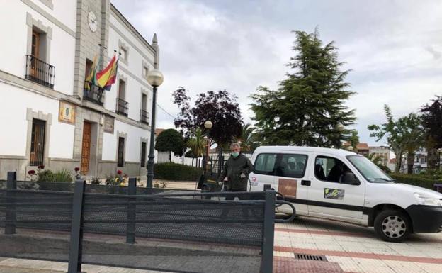 La Diputación de Badajoz desinfecta las zonas de mayor tránsito de personas en Zalamea