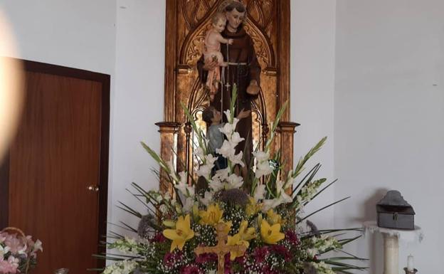 El Ayuntamiento de Zalamea realiza una ofrenda floral a San Antonio de Padua en su día