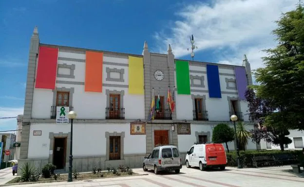 La bandera LGTBI luce en la fachada del Ayuntamiento