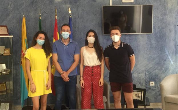 El alcalde recibe a los alumnos con mejores expedientes de la localidad
