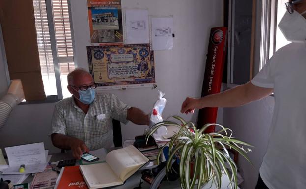El Ayuntamiento de Zalamea reparte mascarillas e hidrogeles a las empresas locales