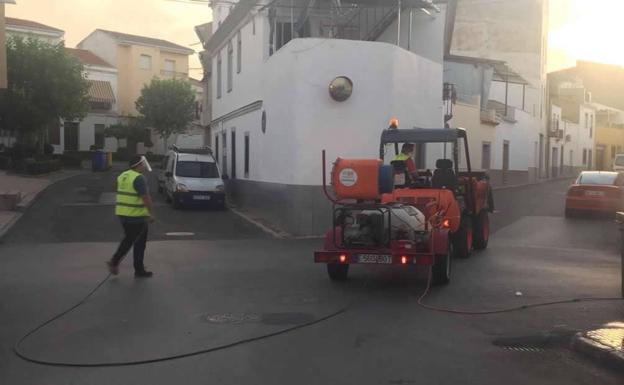 El Ayuntamiento de Zalamea vuelve a desinfectar las calles y plazas de la localidad
