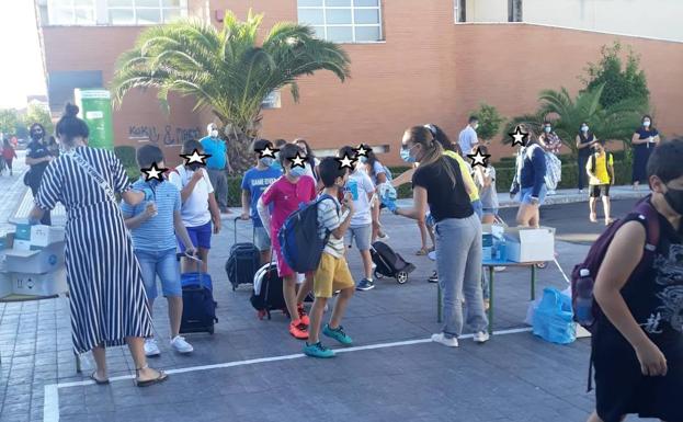 El ayuntamiento reparte mascarillas y geles a los alumnos de Zalamea de la Serena