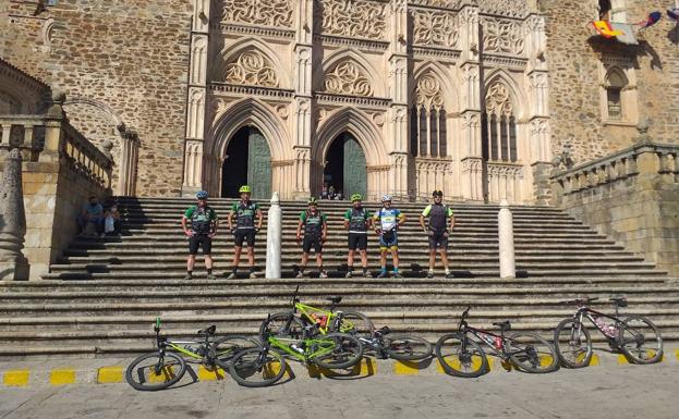 Varios miembros de la asociación cicloturista de Cancho Roano realiza una peregrinación a Guadalupe