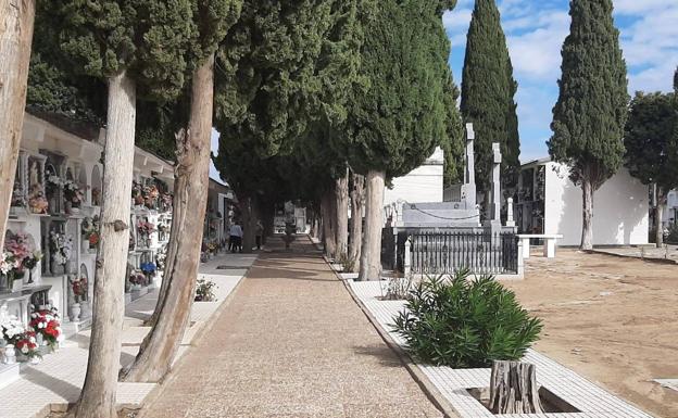 Las visitas al cementerio municipal transcurren con normalidad a pesar de la pandemia del coronavirus