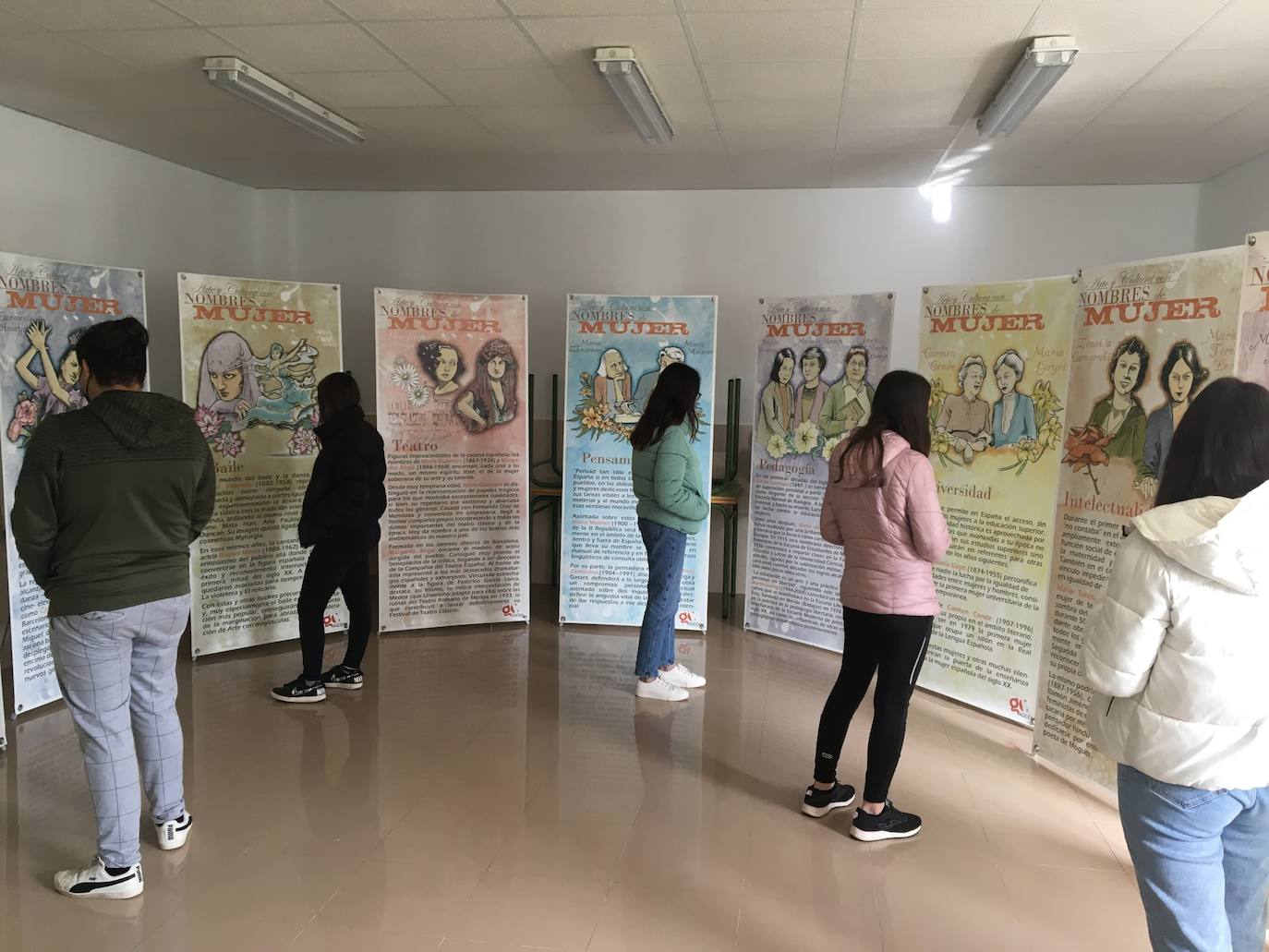 Los alumnos del I.E.S. 'Antonio de Nebrija' disfrutan de la exposición 'Arte y Cultura con nombres de mujer'
