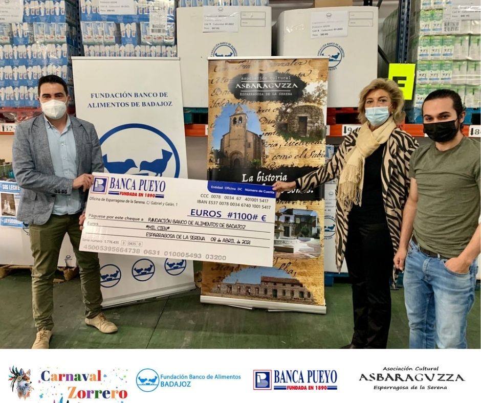 La Asociación 'Asbaraguzza' de Esparragosa entrega un cheque de 1100 euros a la Fundación 'Banco de Alimentos de Badajoz'