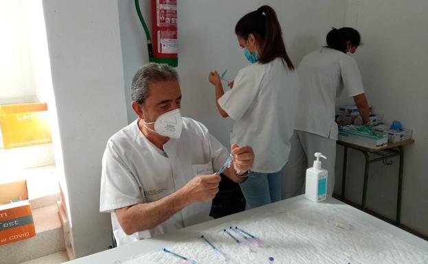 Las personas de entre 50 y 59 años que aún no hayan sido vacunadas contra el Covid-19 deben pedir cita en el Centro de Salud